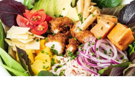 El pollo en tiras al natural puede enriquecer tus ensaladas César/ CANVA El pollo en tiras al natural puede enriquecer tus ensaladas César/ CANVA