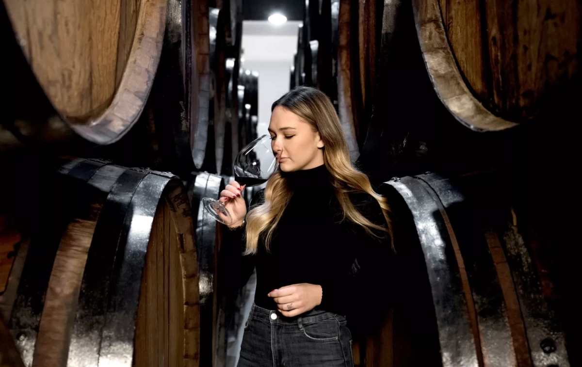 Una persona prueba un vino / FREEPIK Una persona prueba un vino / FREEPIK