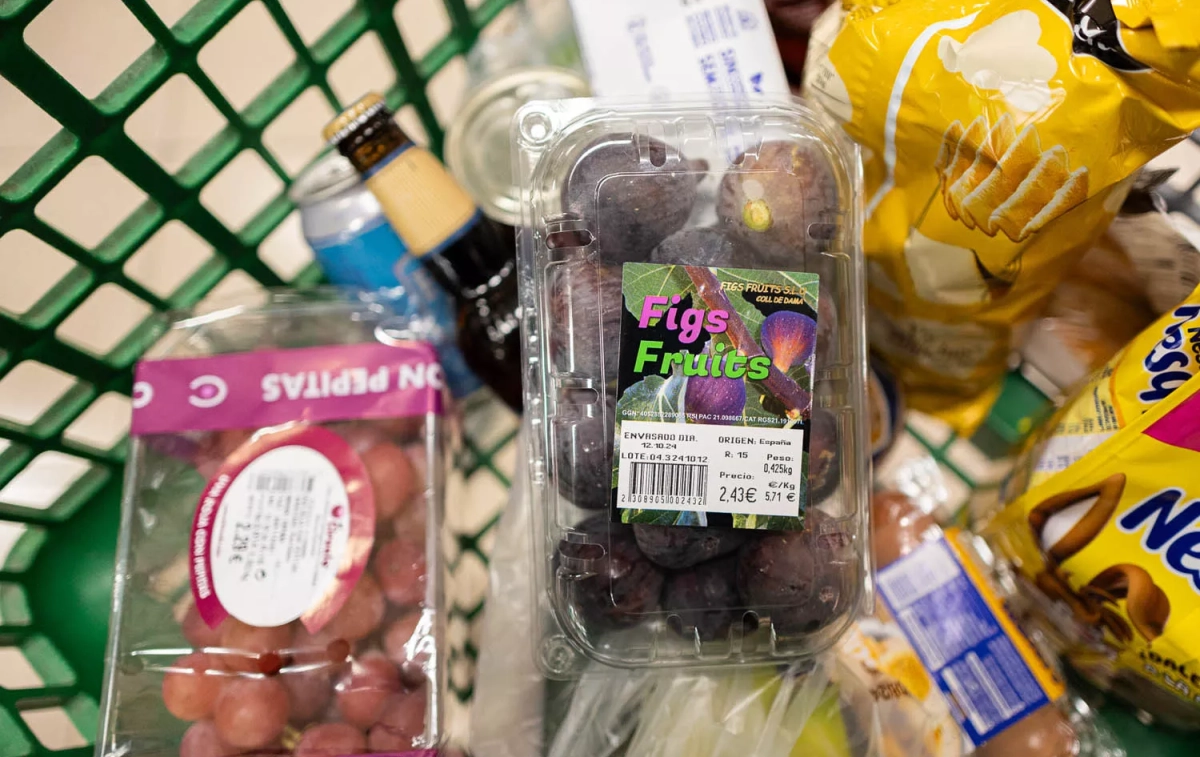 Higos, uvas y otros productos en un carrito de la compra / MERCADONA Higos, uvas y otros productos en un carrito de la compra / MERCADONA