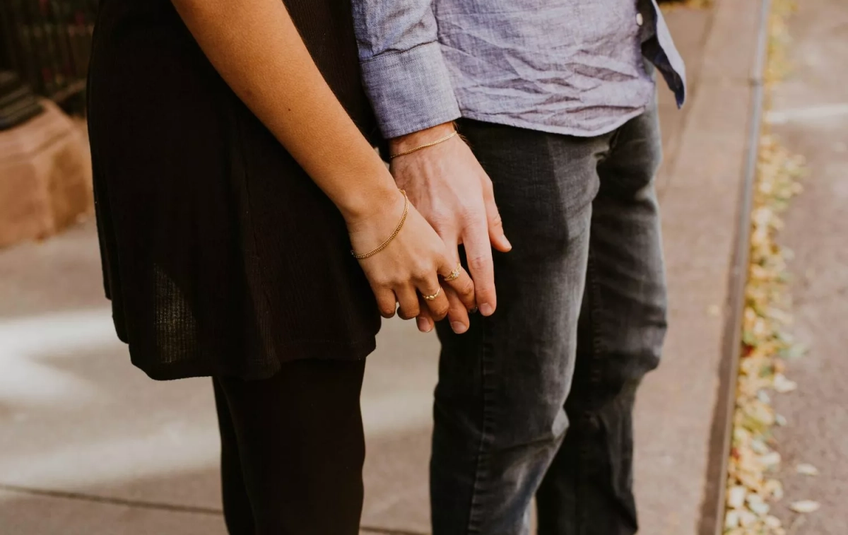 Una pareja de la mano / UNSPLASH Una pareja de la mano / UNSPLASH