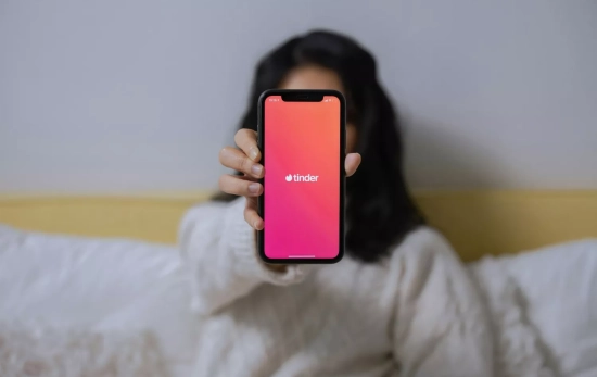 Una persona sostiene su móvil, donde tiene instalada la app de Tinder / PEXELS Una persona sostiene su móvil, donde tiene instalada la app de Tinder / PEXELS