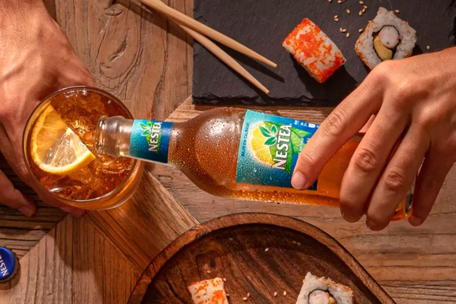 Una persona se sirve un Nestea / COCA-COLA Una persona se sirve un Nestea / COCA-COLA