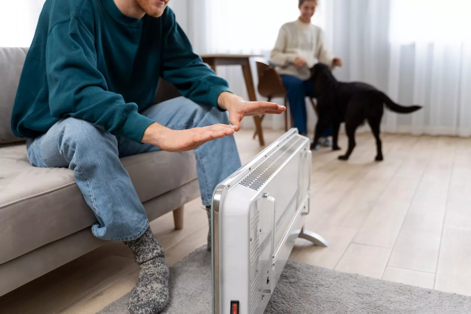 Una persona con un radiador portátil sin cables/ FREEPIK
