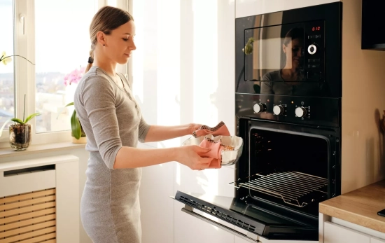 Una persona pone el horno para hacerse la cena / FREEPIK - ArthurHidden Una persona pone el horno para hacerse la cena / FREEPIK - ArthurHidden