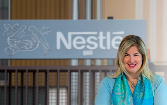 Elisa Riboldi, directora de marketing de Nestlé, junto al logo de la multinacional / MONTAJE CONSUMIDOR GLOBAL Elisa Riboldi, directora de marketing de Nestlé, junto al logo de la multinacional / MONTAJE CONSUMIDOR GLOBAL