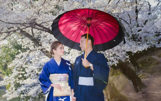 En Japón, compartir un paraguas con alguien especial, es un acto de empatía y romanticismo/ PEXELS En Japón, compartir un paraguas con alguien especial, es un acto de empatía y romanticismo/ PEXELS
