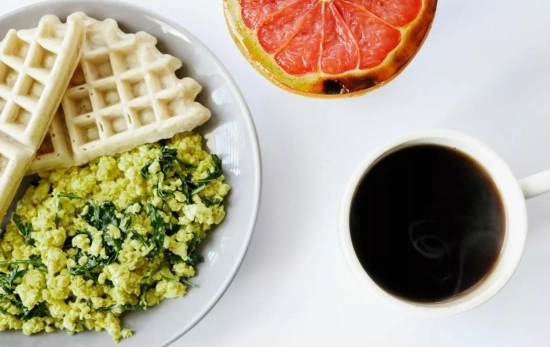 Una de las mejores opciones para desayunar, los huevos con verdura/ PEXELS Una de las mejores opciones para desayunar, los huevos con verdura/ PEXELS