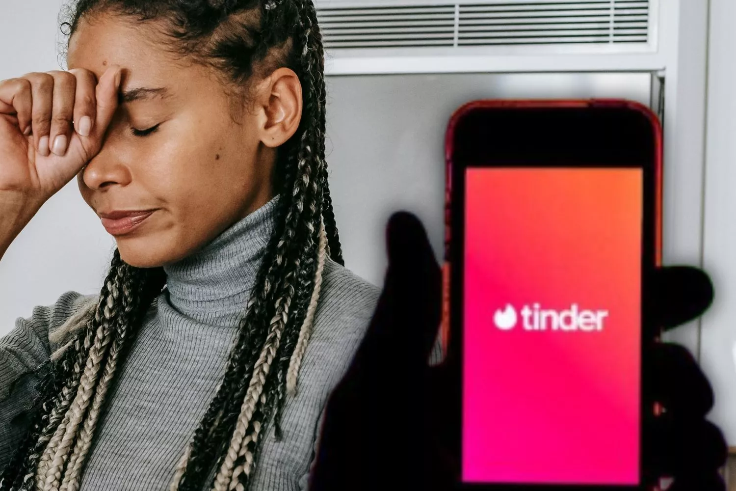  Una persona se lamenta de haberse precipitado al instalarse Tinder/ Montaje CG