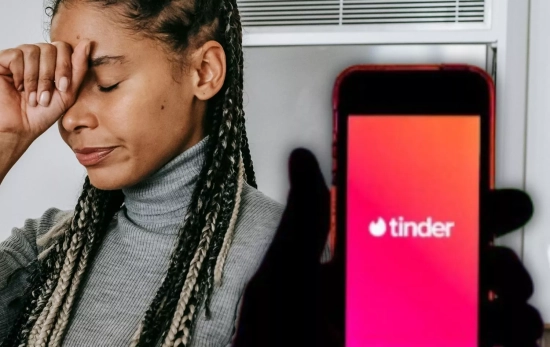  Una persona se lamenta de haberse precipitado al instalarse Tinder/ Montaje CG