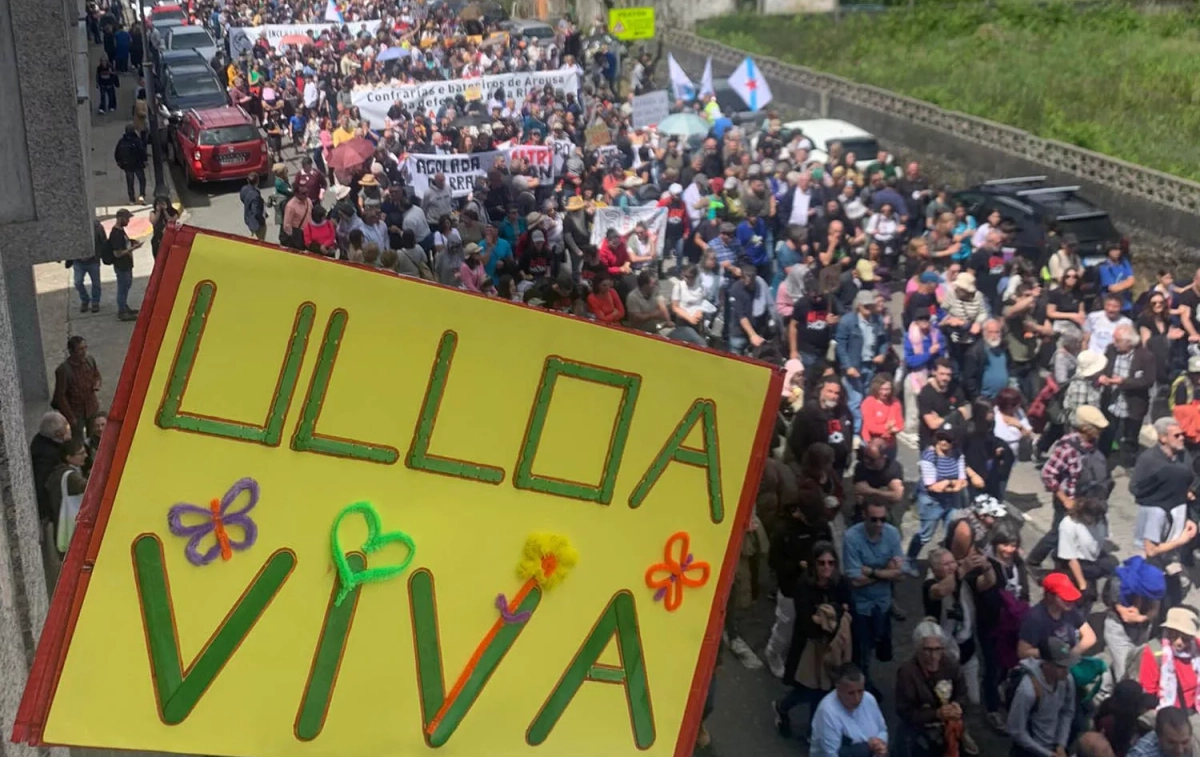 Una pancarta de Ulloa Viva y miles de personas en una de las manifestaciones contra la fábrica Altri / CEDIDA Una pancarta de Ulloa Viva y miles de personas en una de las manifestaciones contra la fábrica Altri / CEDIDA