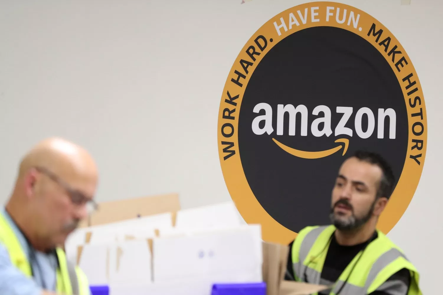 Funcionários de um centro logístico da Amazon / EFE
