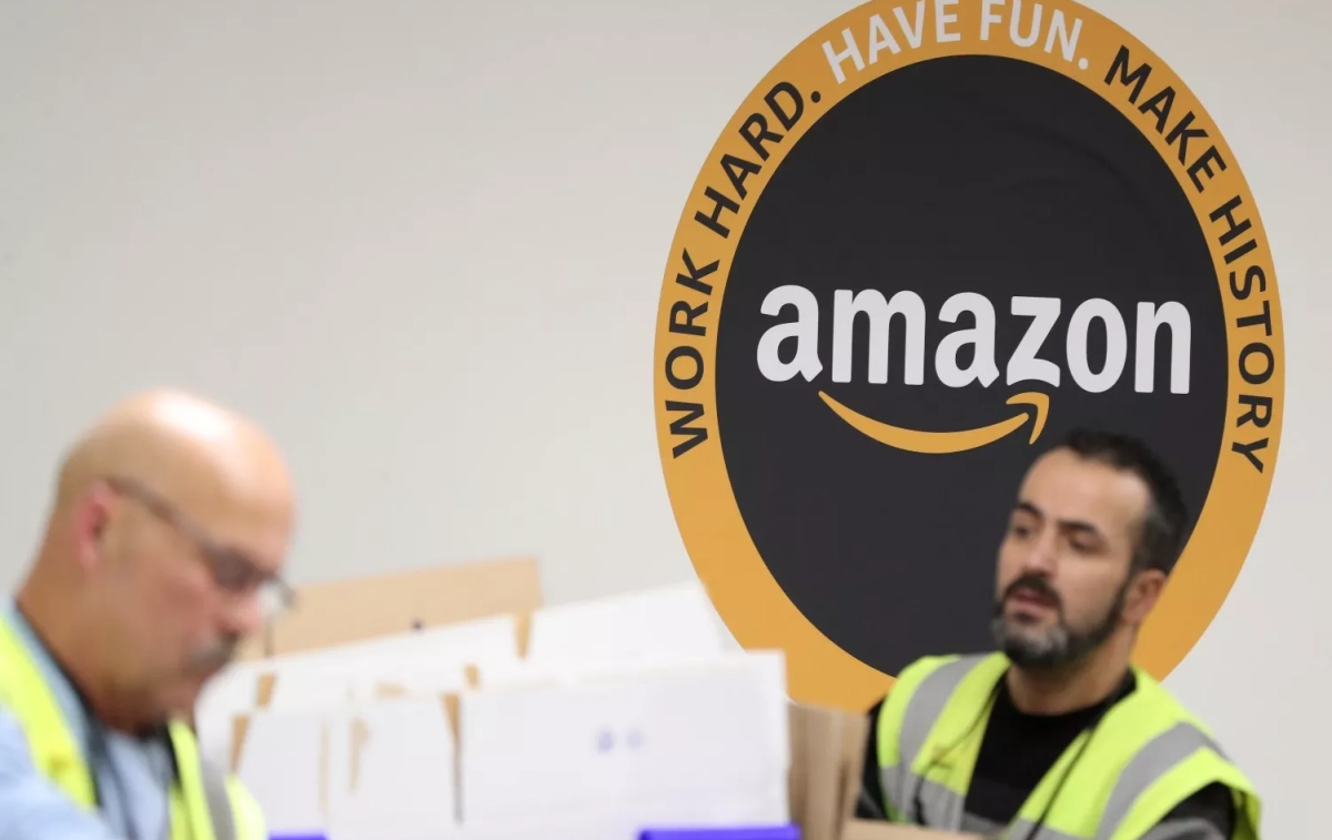 Empleados en un centro logístico de Amazon / EFE Empleados en un centro logístico de Amazon / EFE