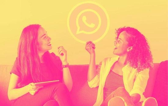 Dos chicas explorando WhatsApp Dorado/ CANVA Dos chicas explorando WhatsApp Dorado/ CANVA