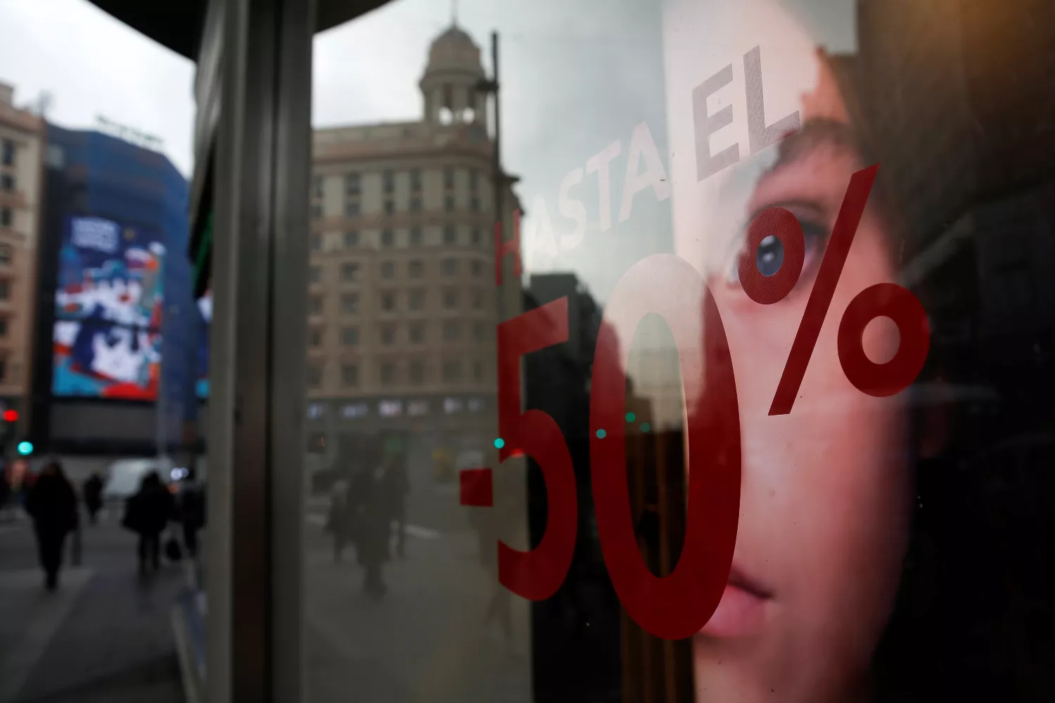 Vista del escaparate de una tienda que anuncia rebajas por el Black Friday / Sebastián Mariscal - EP Vista del escaparate de una tienda que anuncia rebajas por el Black Friday / Sebastián Mariscal - EP