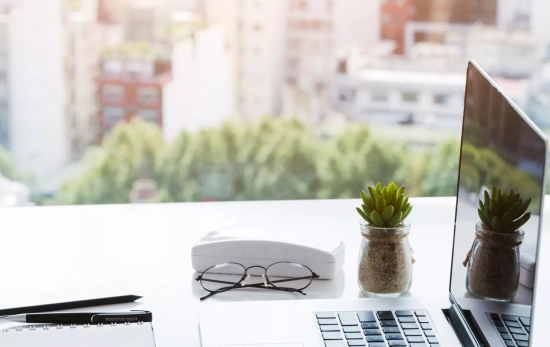 Escritorio preparado para afrontar una jornada laboral con productividad/ CANVA Escritorio preparado para afrontar una jornada laboral con productividad/ CANVA