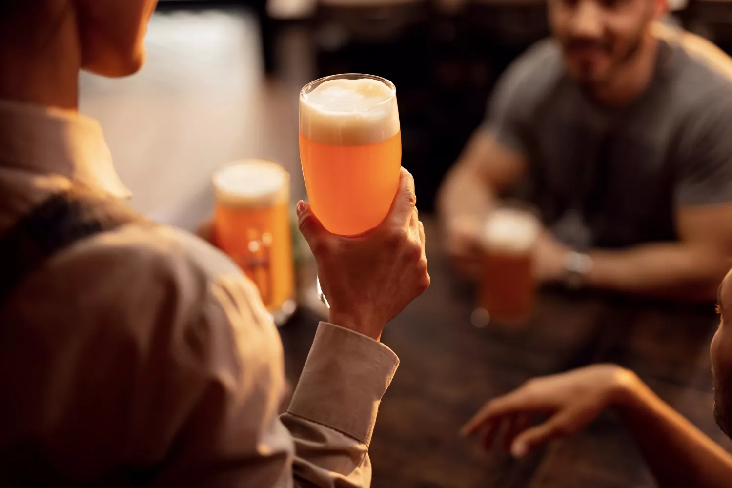 Una persona con una cerveza / FREEPIK - Drazen Zigic