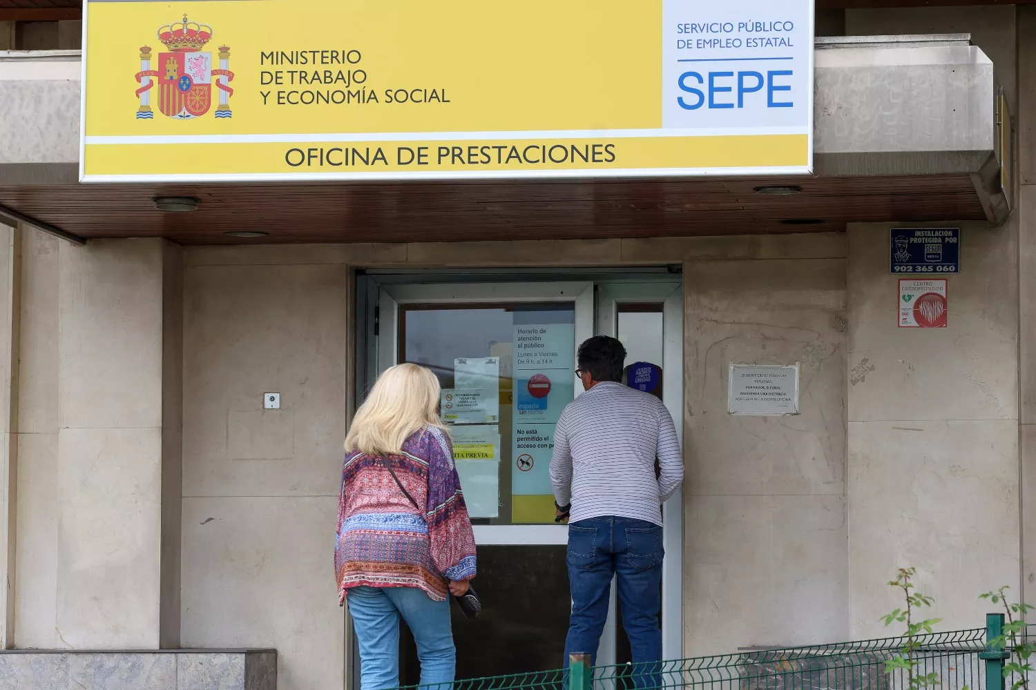 Varias personas entran a una oficina del SEPE/ Marta Fernández - EP