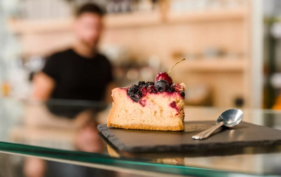 Un postre delante de un camarero / FREEPIK Un postre delante de un camarero / FREEPIK