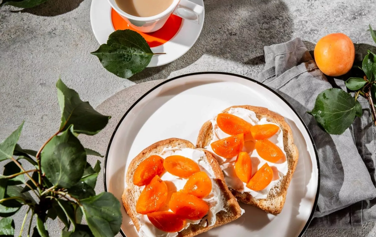 Un café con unas tostadas / FREEPIK Un café con unas tostadas / FREEPIK
