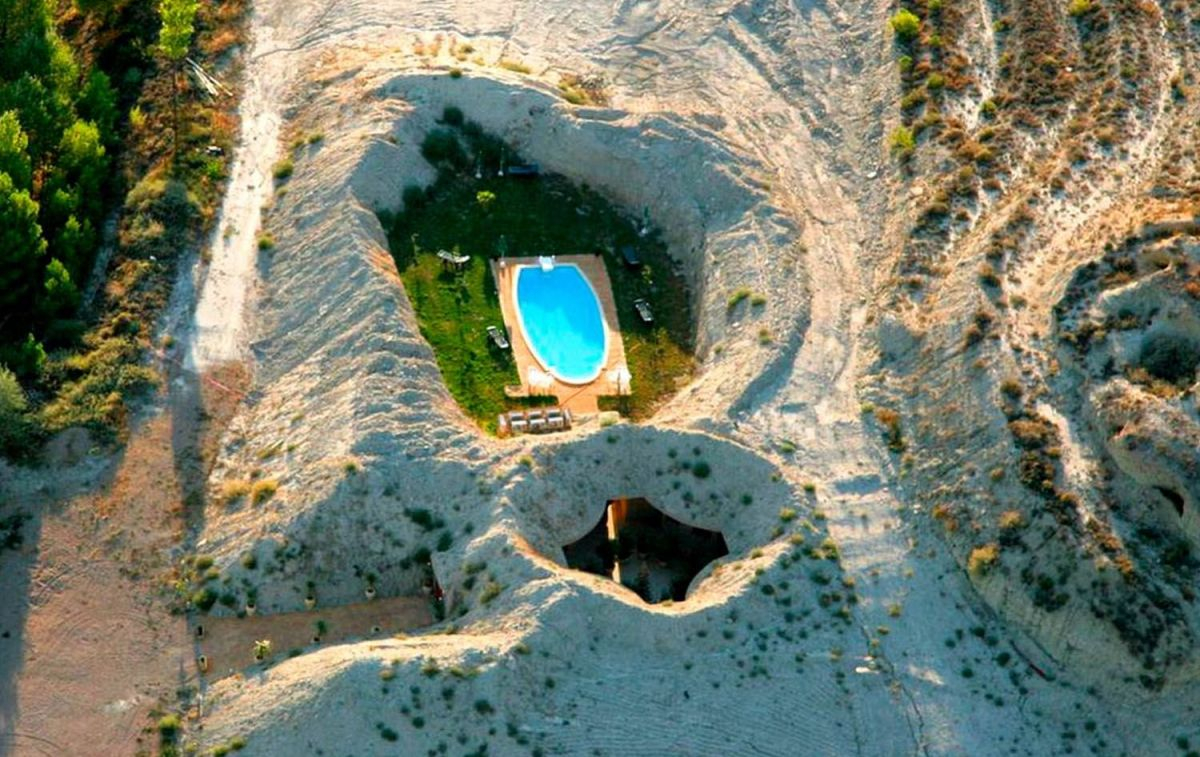 La piscina del Hotel Cueva Tardienta en los Monegros / CUEVA TARDIENTA