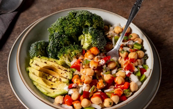 Un plato saludable con aguacate / FREEPIK Un plato saludable con aguacate / FREEPIK