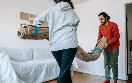 Dos personas colocan su alfombra en un piso / PEXELS Dos personas colocan su alfombra en un piso / PEXELS