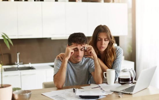 Una pareja calcula su presupuesto para el alquiler de un piso o una habitación / FREEPIK - wayhomestudio Una pareja calcula su presupuesto para el alquiler de un piso o una habitación / FREEPIK - wayhomestudio