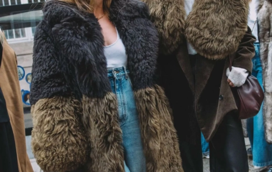 El abrigo de pelo destaca en el 'street style' más a la moda/ PINTEREST El abrigo de pelo destaca en el 'street style' más a la moda/ PINTEREST
