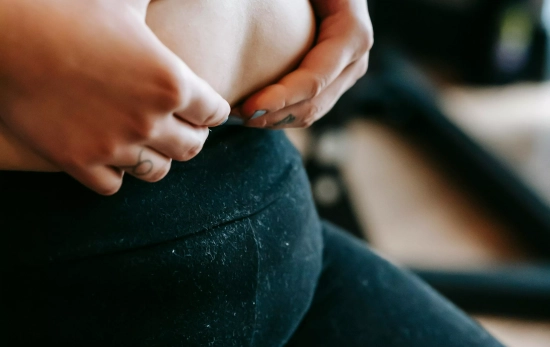 Una persona tratando de eliminar la grasa abdominal/ PEXELS Una persona tratando de eliminar la grasa abdominal/ PEXELS