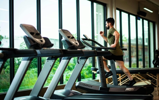 Un hombre haciendo cardio en una cinta/ PEXELS Un hombre haciendo cardio en una cinta/ PEXELS