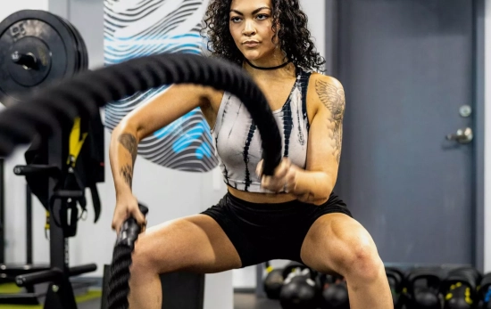 Una mujer haciendo ejercicios de HIIT/ PEXELS Una mujer haciendo ejercicios de HIIT/ PEXELS