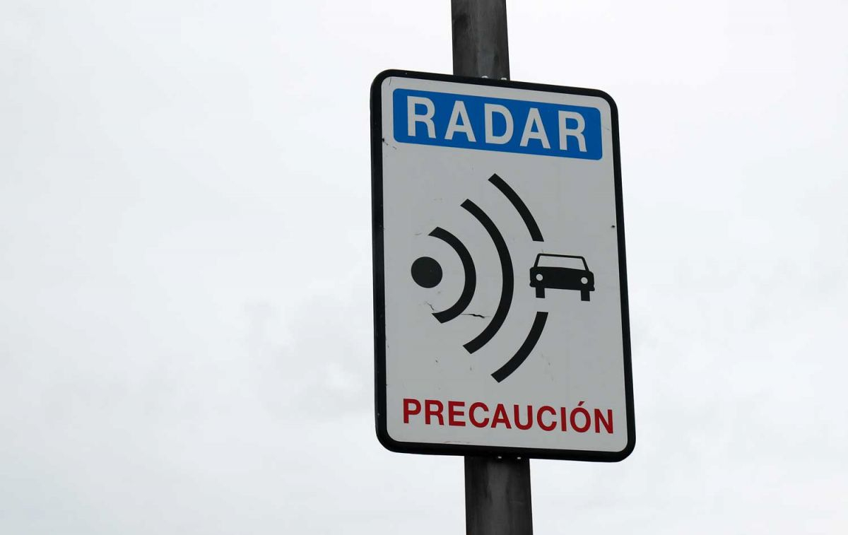 Señal que avisa de uno de los radares instalados en la carretera / EUROPA PRESS