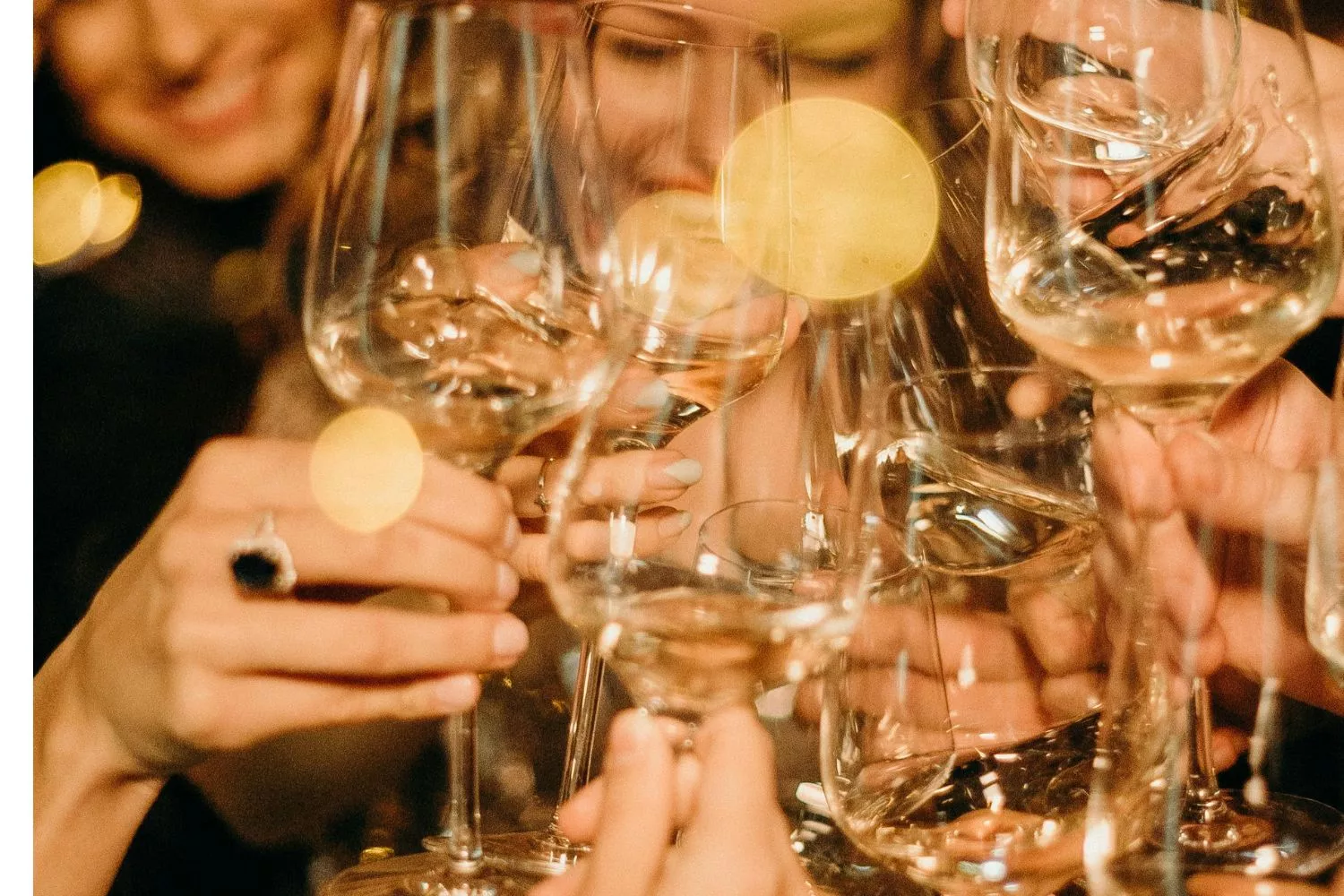 Varias personas brindan con vino sin alcohol / PEXELS