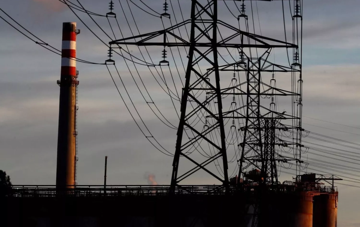 Tendido eléctrico para proporcionar luz a los hogares / EFE