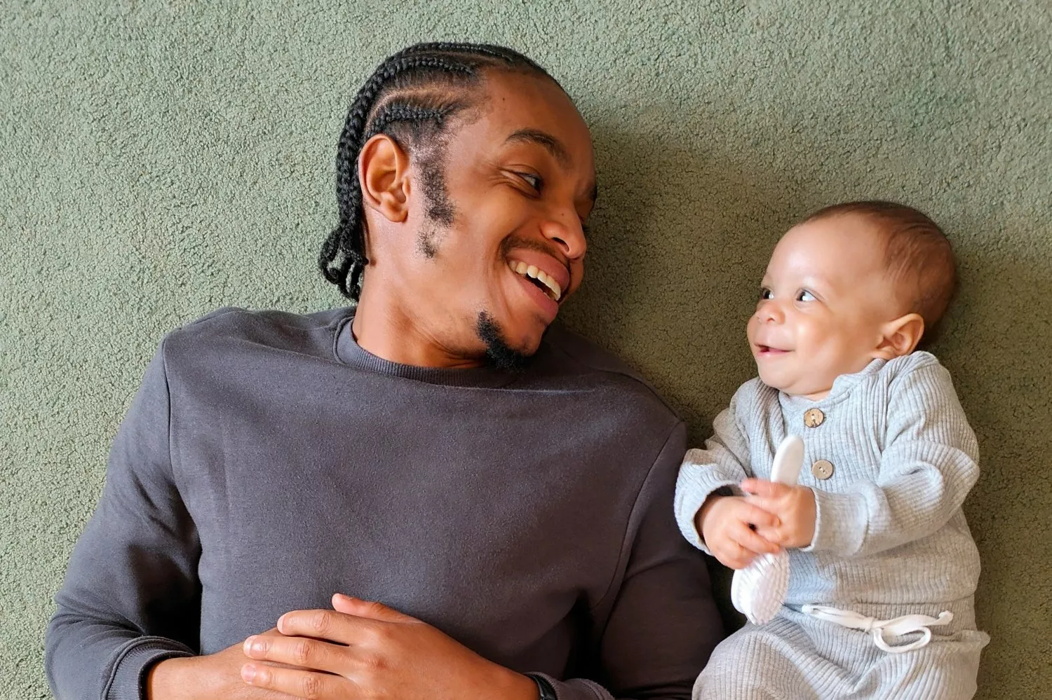 Um pai e um filho em Espanha / UNSPLASH