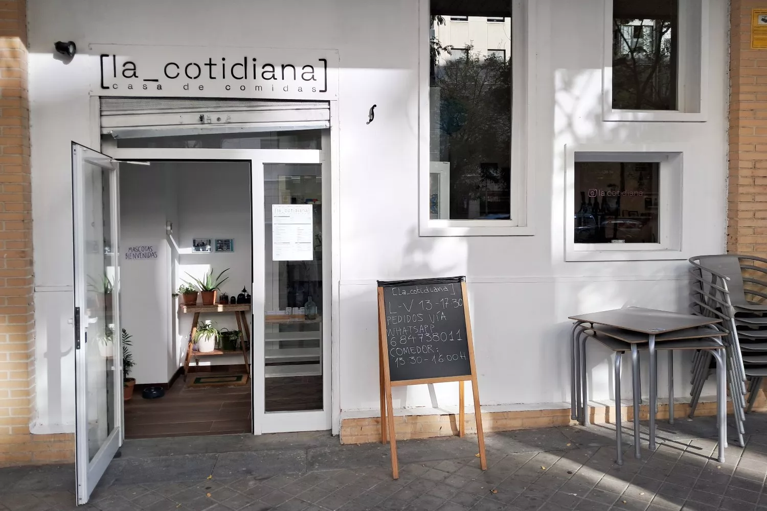 Fachada de la casa de comidas La Cotidiana / CG Fachada de la casa de comidas La Cotidiana / CG