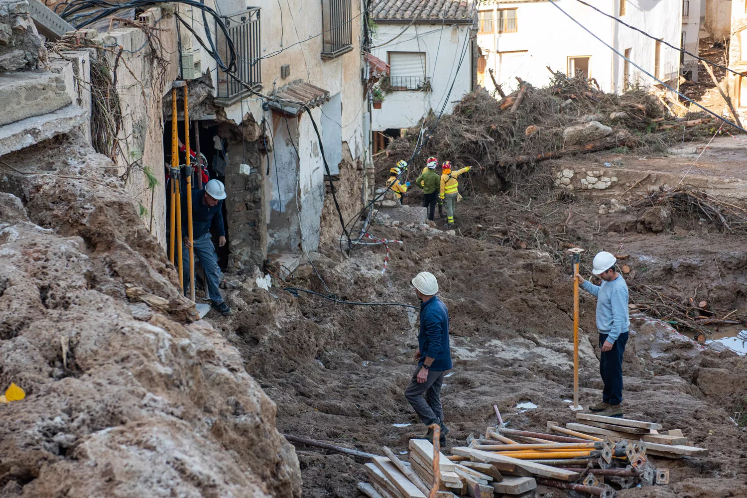 Varios servicios de emergencia trabajando en Letur, Albacete, tras el paso de la DANA VÍCTOR FERNÁNDEZ EP