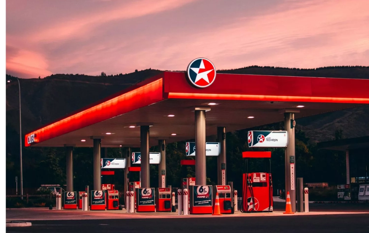 Probablemente que te sientas atraído por el olor a gasolina tenga su explicación en los recuerdos/ PEXELS Probablemente que te sientas atraído por el olor a gasolina tenga su explicación en los recuerdos/ PEXELS