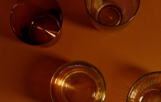 Nada más retro que un vaso en vidrio marrón o verde/ PEXELS Nada más retro que un vaso en vidrio marrón o verde/ PEXELS