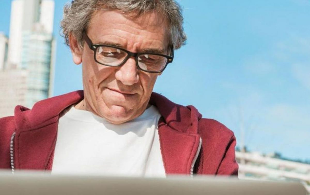 Un hombre con gafas mira la pantalla de su ordenador / FREEPIK