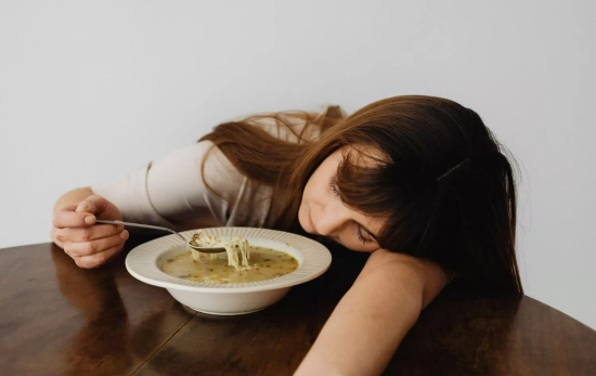 Una persona comiendo sin ganas/ PEXELS Una persona comiendo sin ganas/ PEXELS