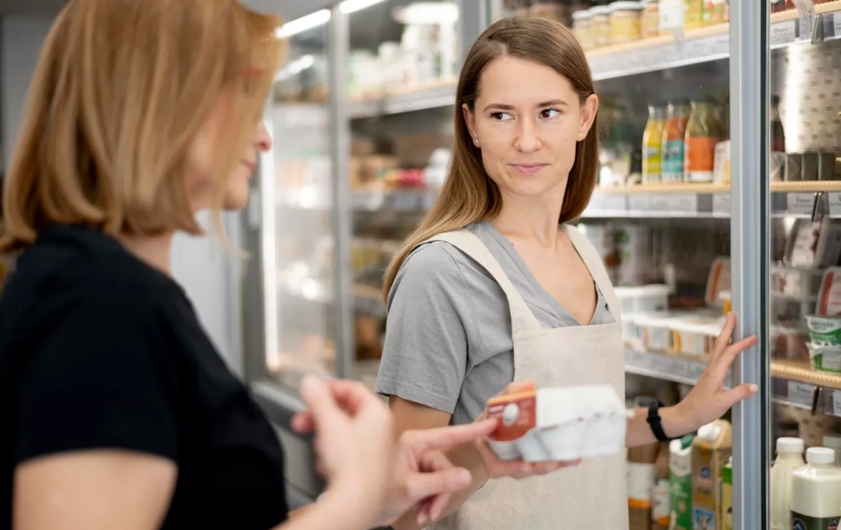 Dos personas en un supermercado / FREEPIK Dos personas en un supermercado / FREEPIK