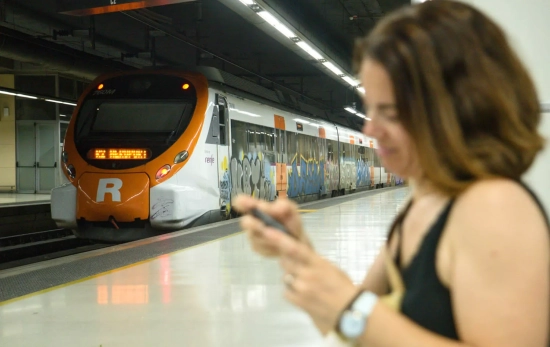 Pasajera en el anden de los trenes de Renfe Rodalies / ALBERTO PAREDES - EP Pasajera en el anden de los trenes de Renfe Rodalies / ALBERTO PAREDES - EP
