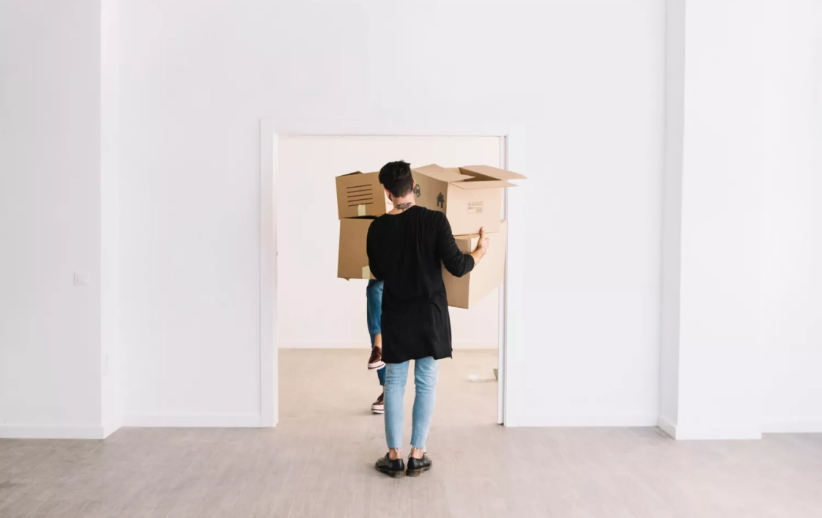 Un inquilino mueve cajas en el interior de un piso semivacío / FREEPIK Un inquilino mueve cajas en el interior de un piso semivacío / FREEPIK