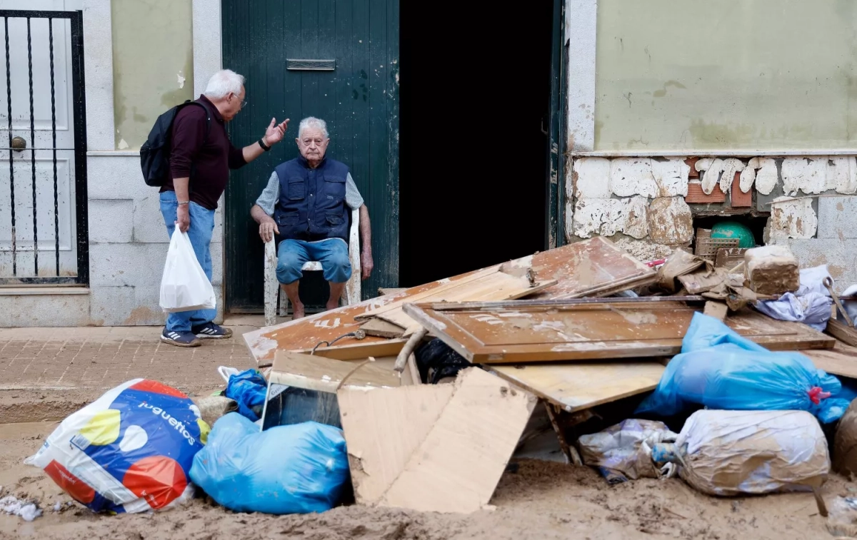 Dos ancianos frente a su casa afectada por la DANA en Valencia / Miguel Ángel Polo - EFE Dos ancianos frente a su casa afectada por la DANA en Valencia / Miguel Ángel Polo - EFE