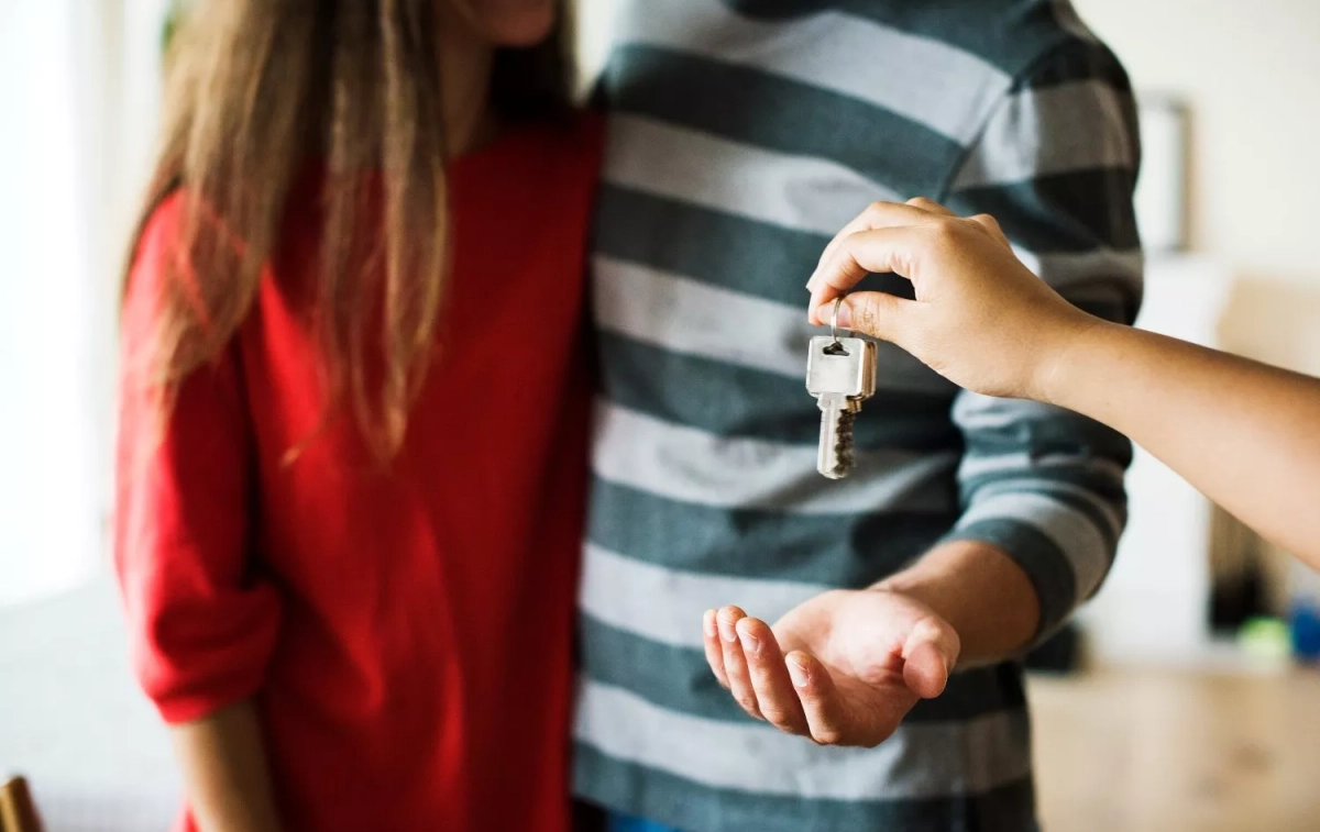 Un propietario entrega las llaves de un piso/ FREEPIK - rawpixel.com Un propietario entrega las llaves de un piso/ FREEPIK - rawpixel.com