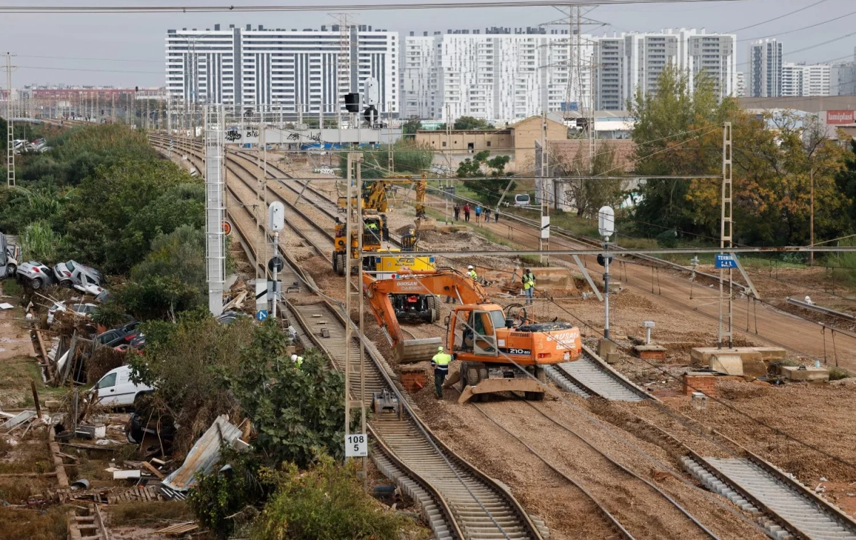 Trabajos en las vías del tren a la altura de Sedaví, Valencia Ana Escobar EFE Trabajos en las vías del tren a la altura de Sedaví, Valencia Ana Escobar EFE