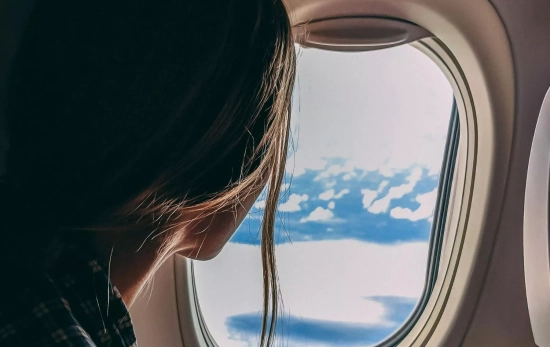 Descubre el sencillo truco con las bolsas que está en los aviones para evitar que el smartphone se caiga/ PEXELS Descubre el sencillo truco con las bolsas que está en los aviones para evitar que el smartphone se caiga/ PEXELS