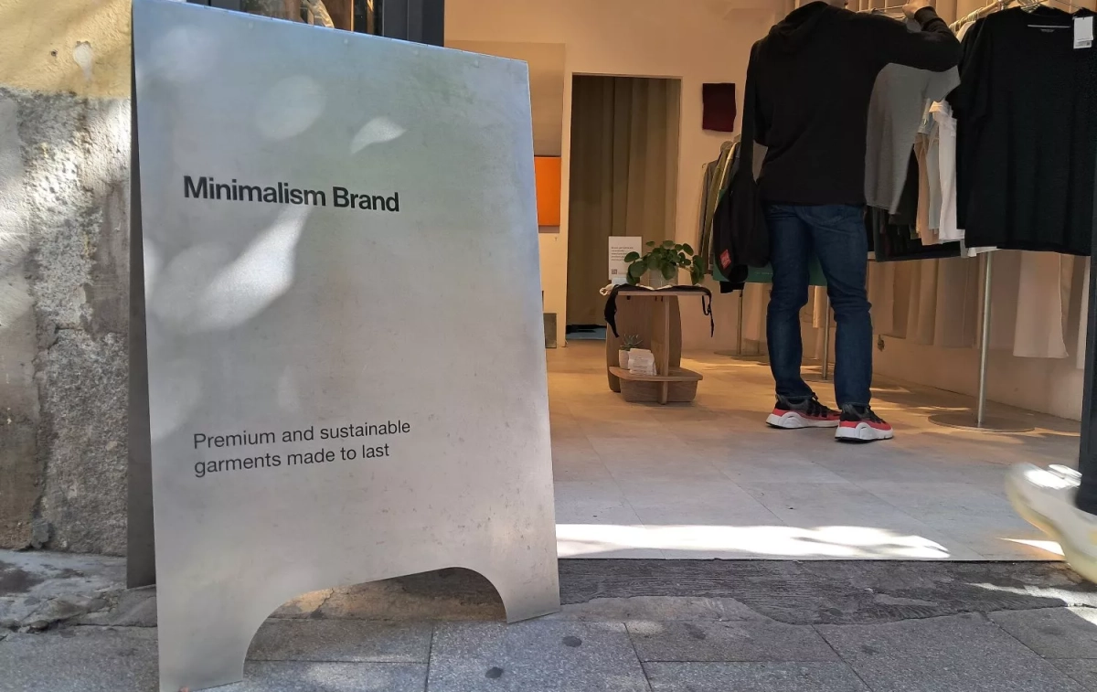 La entrada a la tienda de Minimalism / CG La entrada a la tienda de Minimalism / CG