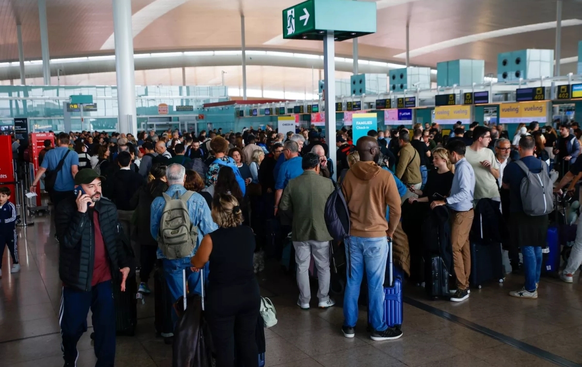 Decenas de personas en el aeropuerto de Barcelona El Prat, a 4 de noviembre de 2024 / Kike Rincón - EP Decenas de personas en el aeropuerto de Barcelona El Prat, a 4 de noviembre de 2024 / Kike Rincón - EP